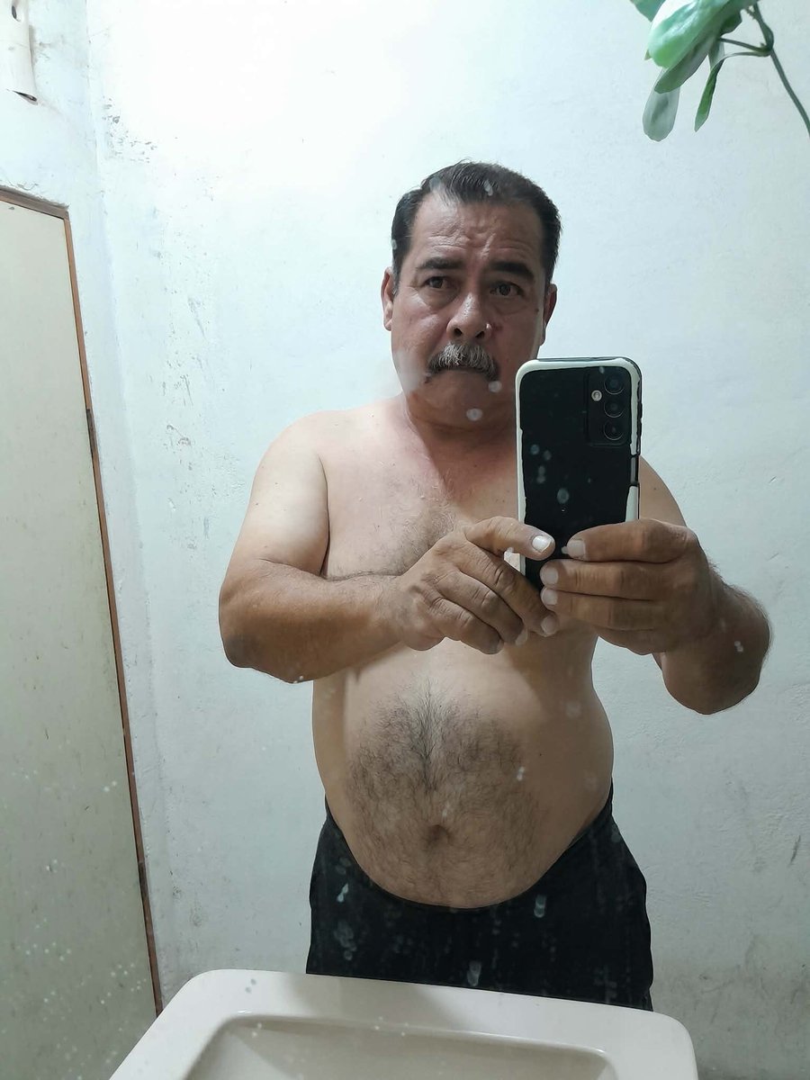 Fabianhpmx's tweet photo. Rico macho maduro le encanta pegarse sus buenas deslechadas❤️😘 si quieres ver como avienta leche  únete al grupo de Telegram a un pequeño costo $ mándame mensaje privado para unirte al mejor grupo de puros maduros ricos https://t.co/lQ4HcJPFhY
