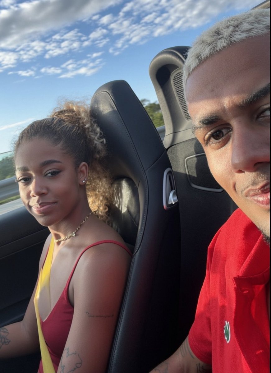 rindocasal's tweet photo. 🚨 Mc Poze nunca ensinou Vivi Noronha a dirigir seus carros. Já o atual noivo da influenciadora, Dafuria, fez questão de ensiná-la e, hoje, ela já tem seu próprio carro e está sempre ao volante durante as viagens do casal. “Aos olhos certos, você brilha.” ❤️👏🏽 https://t.co/fNxiTsC4Dy