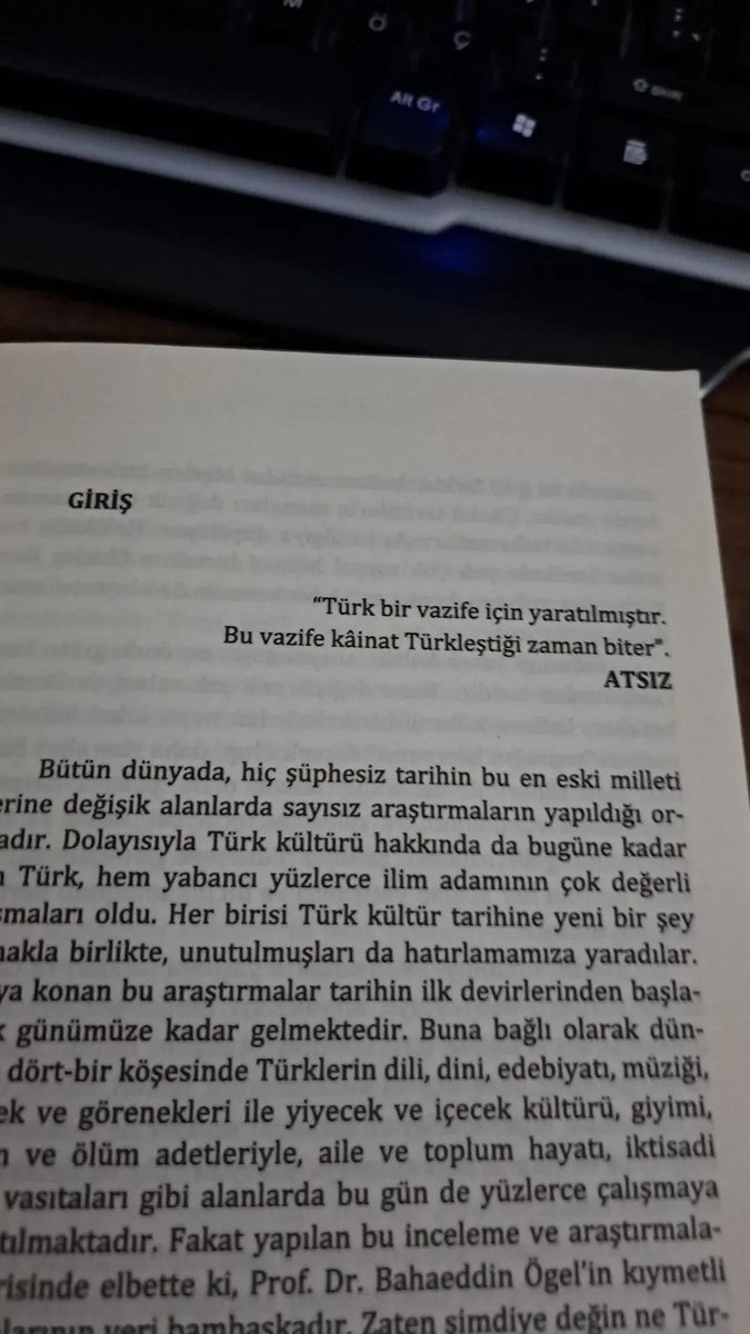 MAlpTuran19's tweet photo. Kültür, yalnızca geçmişten kalan bir miras değil; bir milletin kolektif hafızasıdır. Töre, dil, destan, inanç, devlet ve sanat… Hepsi Türk milletinin yüzyıllar boyunca taşıdığı hafızanın parçalarıdır. Kültürünü unutan millet, zamanla kendisini de unutur. https://t.co/YOVtqrkSnC