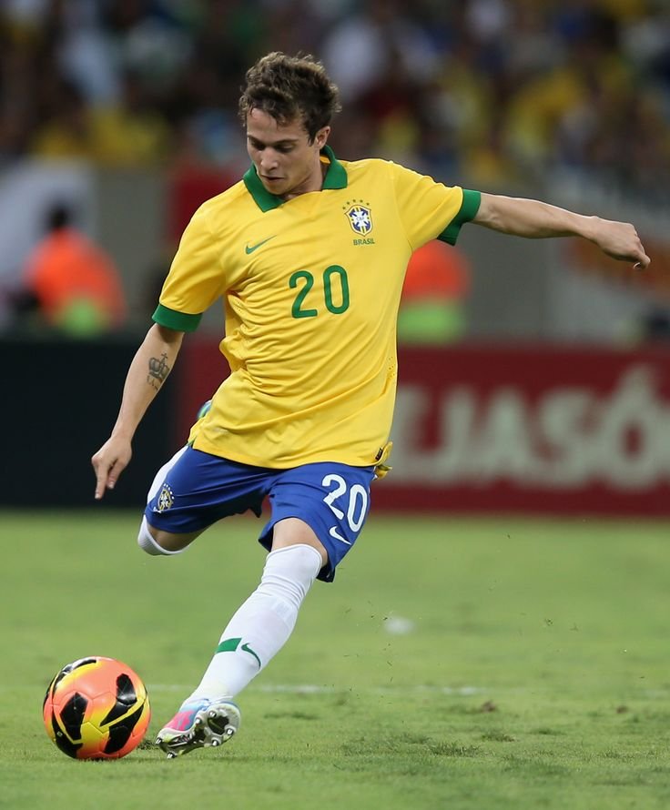 buuckz's tweet photo. Bernard, o primeiro farmador de aura da historia 

6x1 em 2011 
7x1 em 2014 https://t.co/RU2h7zgml9