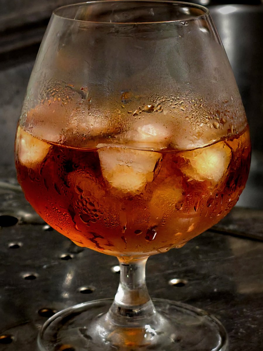 kabochin4941's tweet photo. こんな明け方に 𝕓𝕣𝕒𝕟𝕕𝕪
銘柄はMARTELL V.S.O.P
ICEを入れて🧊冷やして
手の温もりで香りを愉しむ。
#ブランデー
#MARTELL
#VSOP https://t.co/gYFJJxxasC