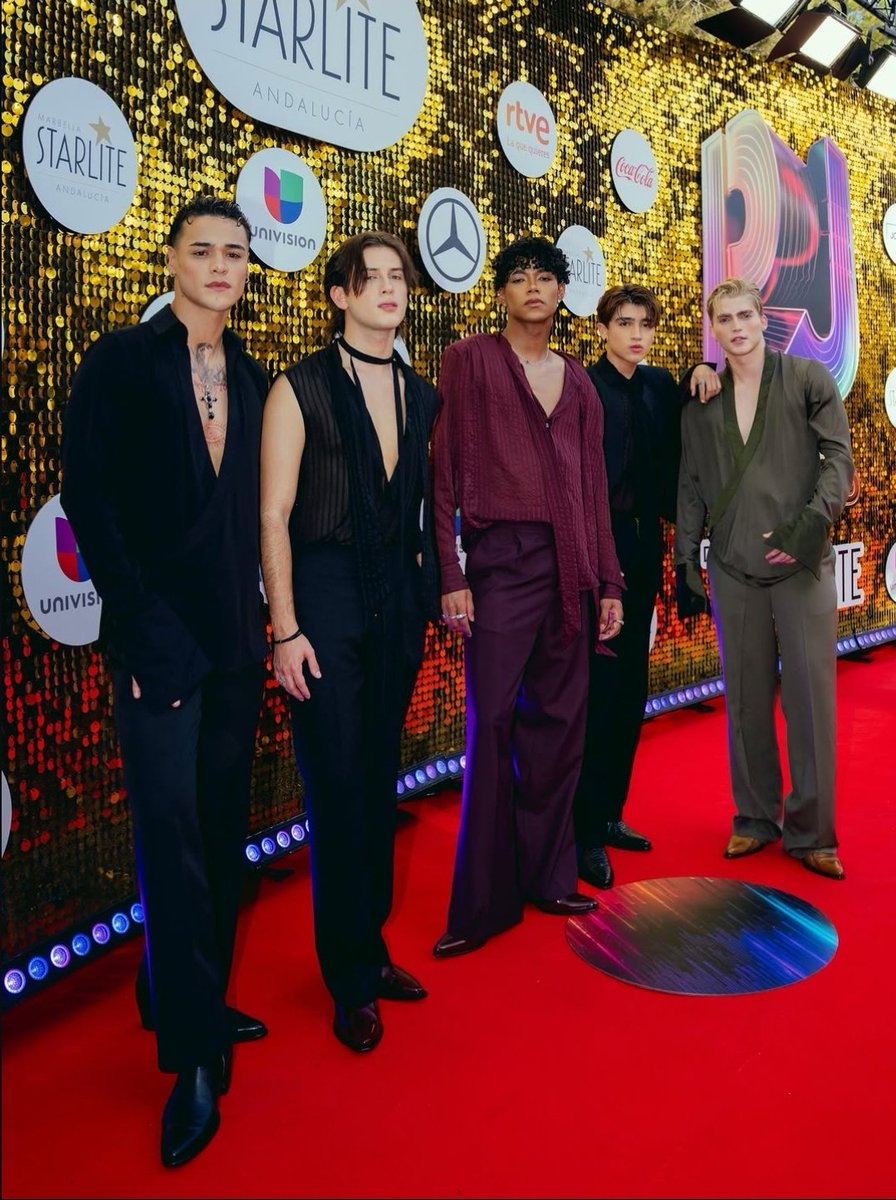 bluedesertluke's tweet photo. lo guapos que están los santos bravos en los premios juventud 😭❤️

hoy esos dos premios son de ellos 🙏🏻 https://t.co/6ahoarGk49
