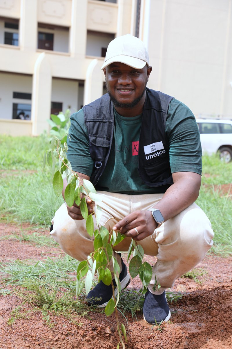 UnescoBamako's tweet photo. À cette occasion, l’UNESCO a réalisé une démonstration pratique de la méthode #PLASA (Planter Sans Arrosage). Cette technique durable a été présentée aux participants comme une solution adaptée aux défis liés aux changements #climatiques et à la restauration des écosystèmes. 2/2 https://t.co/QVNnaukbvE
