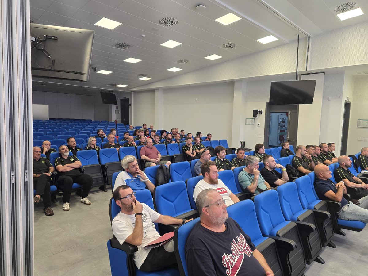 asturfutbol's tweet photo. ➡️  Esta tarde, el colegiado asturiano de 2ª División Futsal, Gael García Schmid ha ofrecido una interesante charla técnica sobre las modificaciones reglamentarias en fútbol sala, a árbitros y clubes https://t.co/y4RUoLbixy