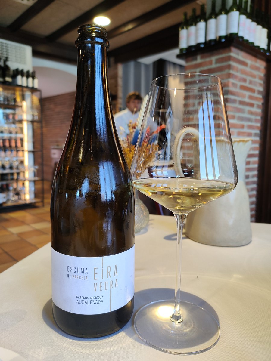cbv84's tweet photo. Penúltima parada de nuestro viaje en @CasaFarpon. Magnífica cocina, destacando el rollo de bonito (+tremendas frittes) y el roast-beef con puré. Servicio impecable en sala por @Sumillermurcia: Aperitivo en Magnum de @sacristiaab y para beber, dos pedazo Ribeiros. Gran casa! 👌 https://t.co/hqPBMkC9fX
