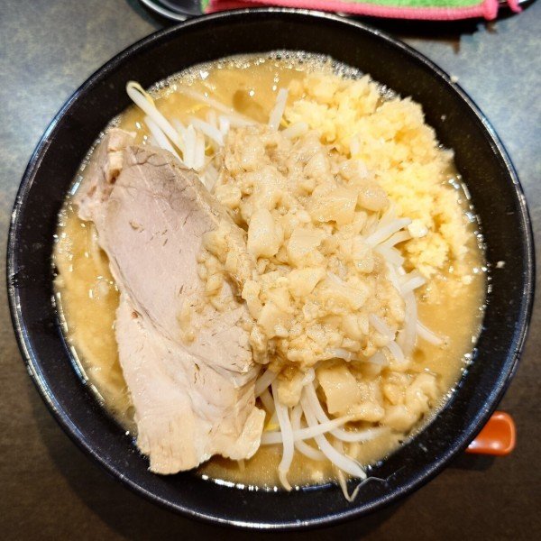hiro_ramenzuki's tweet photo. 豚そば 金龍 " スープに見直しが加わって、豚骨濃度が上がり旨味の濃さが高まっています！麺も見直されて風味と甘味が高まってるし、金龍さんでは“豚そば”以外食べられなくなっちゃう❗(￣▽￣)b " ブログ更新しました。

豚そば 金龍【豚そば小】＠掛川市逆川

https://t.co/dY7vUYS1DL

#豚そば金龍 #豚そば小 #静岡県 #掛川市 #豚骨 #醤油 #朝ラー #ラーメン #中華そば #BUTAの団