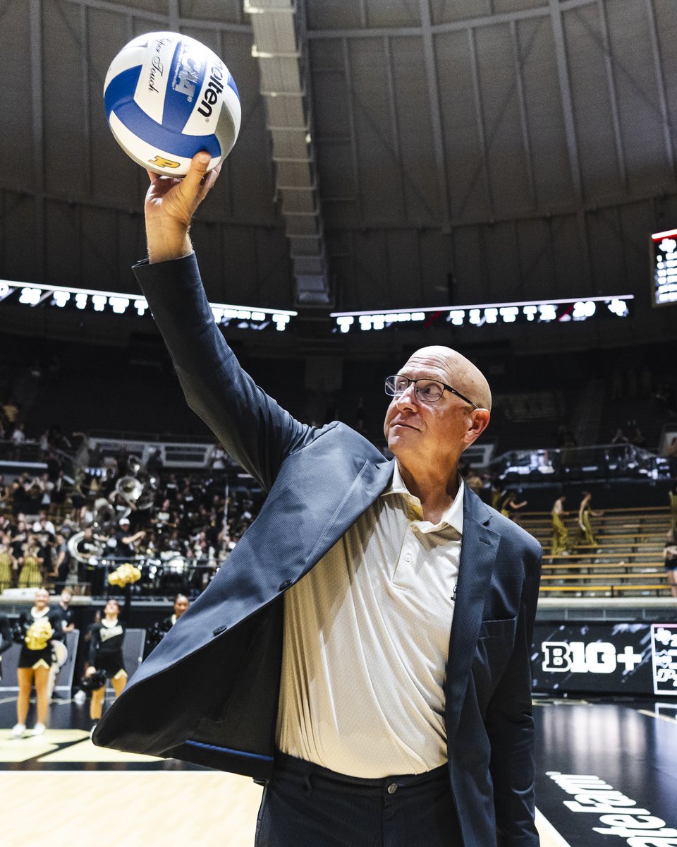PurdueSports's tweet photo. 𝙃𝙞𝙨𝙩𝙤𝙧𝙮 𝙢𝙖𝙙𝙚. ✔️

@PurdueVB coach Dave Shondell's journey to becoming Purdue’s winningest coach is about far more than the wins.

New from Purdue Stories ✍️: https://t.co/yjIDp3NL1v https://t.co/H5vgOViqHX