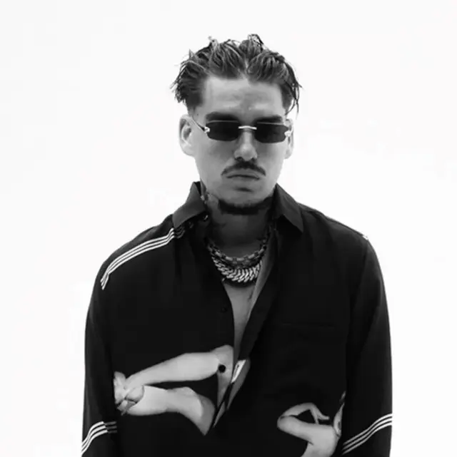 3bdsp's tweet photo. Yeat is what Travis thinks he sounds like😂🤣
#washed https://t.co/oGNfINYqiS
