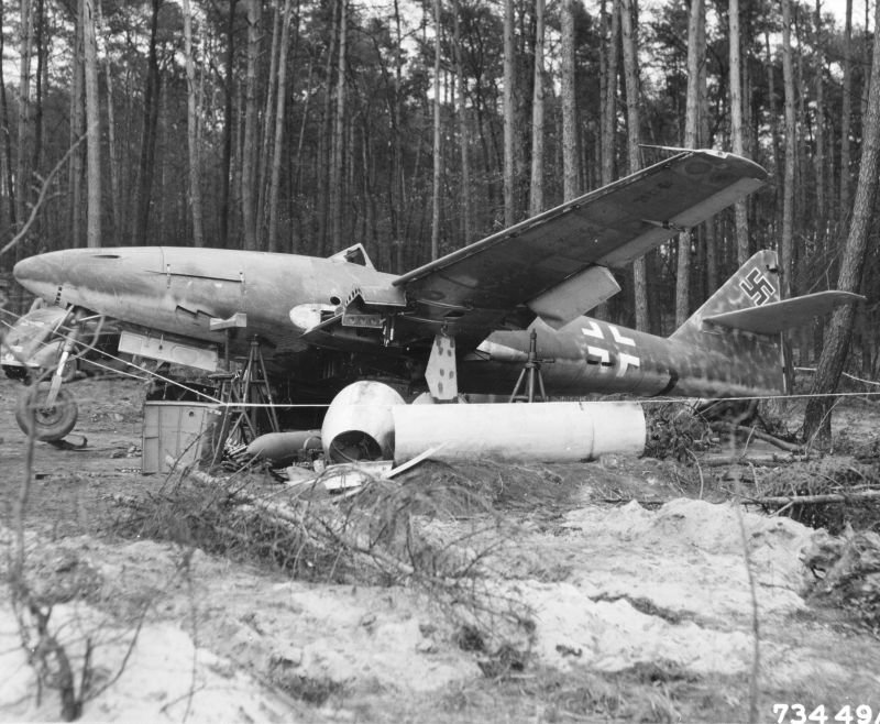 Destroye83's tweet photo. A dismantled German Messerschmitt Me-262 fighter captured by American troops at an airfield near Frankfurt. Another angle of the aircraft. 1945 https://t.co/aKVzbpKktq