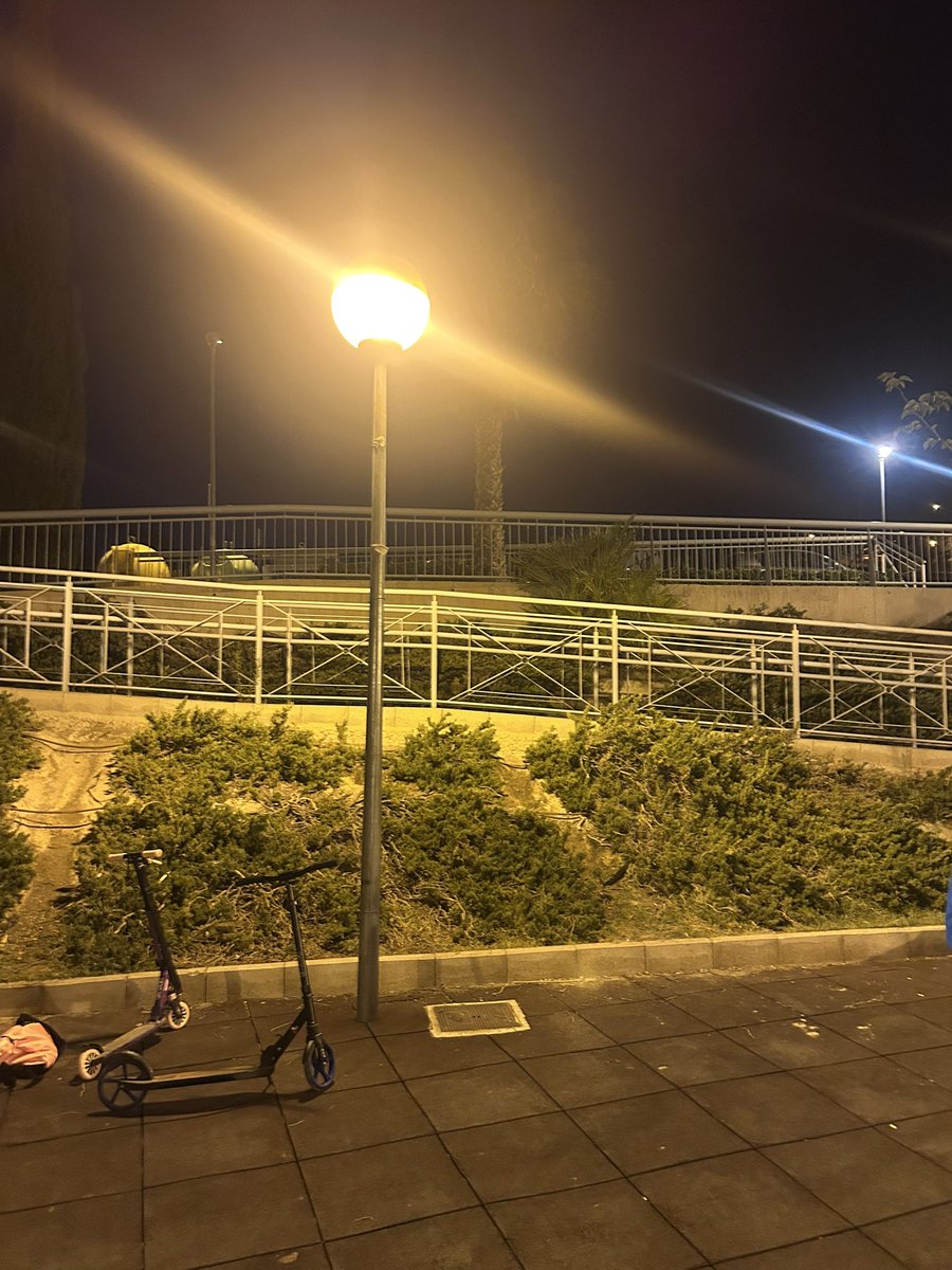 ManuelJSanchezM's tweet photo. @AytoLorca  Parque de la calle Juan Bayonas, junto al CEIP Andrés García Soler, se avisó el pasado domingo al Tlfo de la BIR del robo de columpio y rotura de carteles de prohibido jugar a la pelota y perros…sigue sin solución!! Rogamos pronto arreglo y sustitución. https://t.co/GiMZxjqYTY