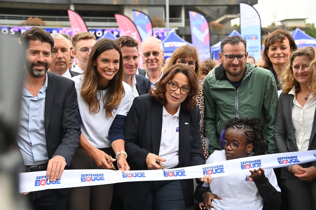 sophiebejean's tweet photo. Heureuse d’avoir accueilli Mme  la ministre @Marina_Ferrari pour 
#SeptembreBouge, avec @Antoine_Sillani &amp; les élus.
+ 1 100 jeunes ont découvert des sports et rencontré des champions au stade Pierre-Mauroy.

🙏aux équipes JES, UNSS et à nos partenaires sportifs &amp; sport-santé https://t.co/LWZa5dBS8a