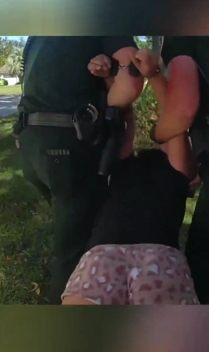MeaRodrigo's tweet photo. Police Try To Calm Her Down As A Young Woman Breaks Down In Panic Demanding Her Dog And Phone!!! ==>> See Full part 1,2,3 Here : 

https://t.co/xVhTv9ZHIj https://t.co/Vv8nAr55OJ