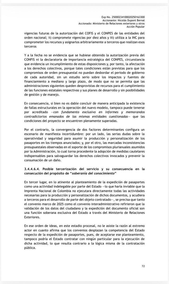 Melquisedec70's tweet photo. Muy atentos, dato más escandaloso. 
El gobierno pasado le metió un "mico" al decreto de presupuesto nacional de 2026 para darle una fachada de legalidad al "nuevo modelo de pasaportes". Y el demandante y el Tribunal de Cundinamarca lo detectaron. En realidad la jugadita no sirve para amparar el negocio con los portugueses (y franceses).

El enredo es este: el negocio con los portugueses (y los franceses) requería aprobar Conpes y Confis, dos documentos imprescindibles en este clase de contratos pues se comprometieron recursos futuros por casi 1,5 billones de pesos. Como esos dos documentos no estaban, Petro y su Ministro de Hacienda metieron un articulito en el presupuesto nacional de este año; ese presupuesto salió por decreto después de que el Congreso no lo aprobó. Y allí Petro y Ávila quisieron aprovechar la ocasión, en el artículo 72, para excluir a empresas del Estado del Conpes y Confis cuando comprometan vigencias futuras. Un exabrupto legal y constitucional.

El detalle que se les pasó es que quien paga a las empresas europeas los pasaportes NO es la @ImprentaNalCol sino el Fondo Rotatorio del Ministerio de Relaciones Exteriores. Por lo tanto, como lo detectó el Tribunal, SÍ se requiere Conpes y Confis para comprometer todo ese dineral del presupuesto nacional por 10 años.