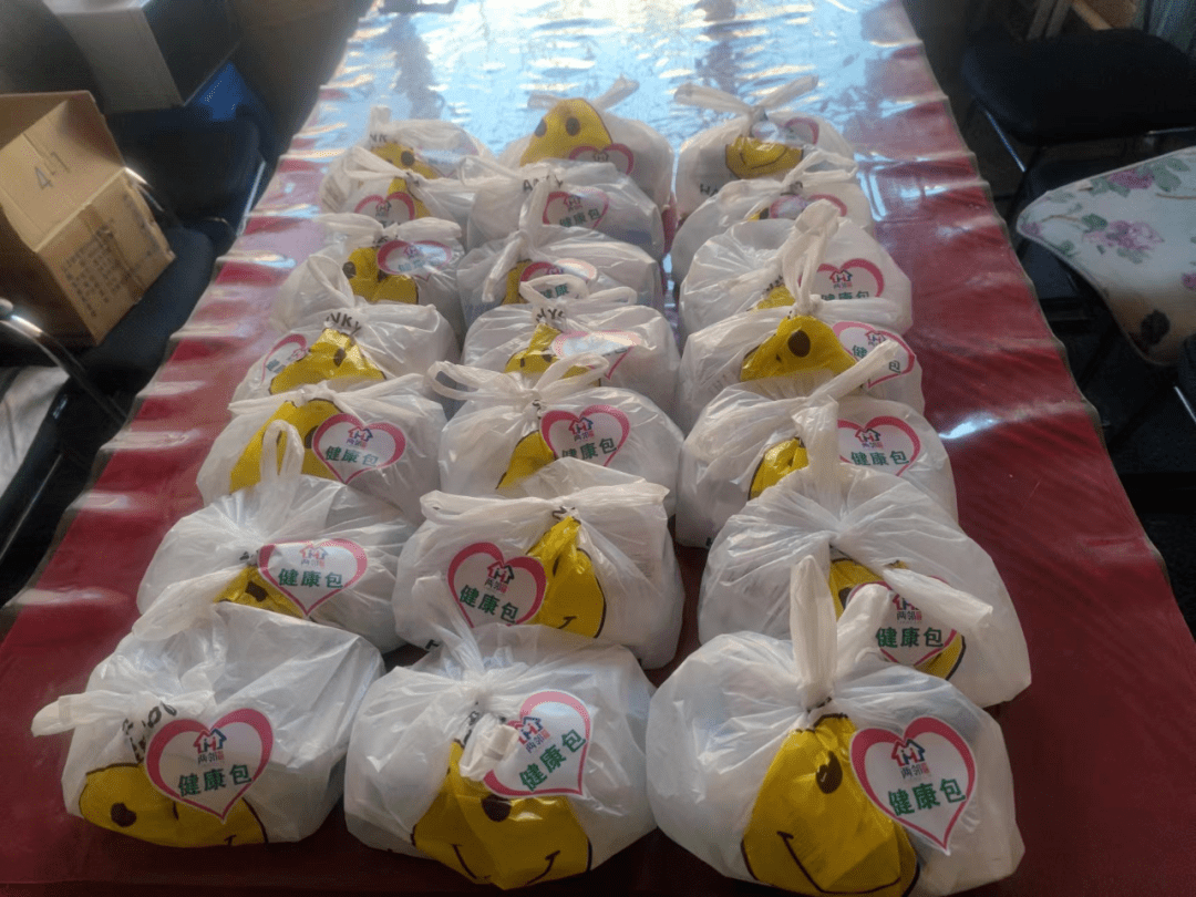 AstridOchoa19's tweet photo. Spent the morning volunteering at the community food bank! Packed 20 care packages for local families in need  Feels so good to give back to my neighborhood.， https://t.co/qKlbjwofyV