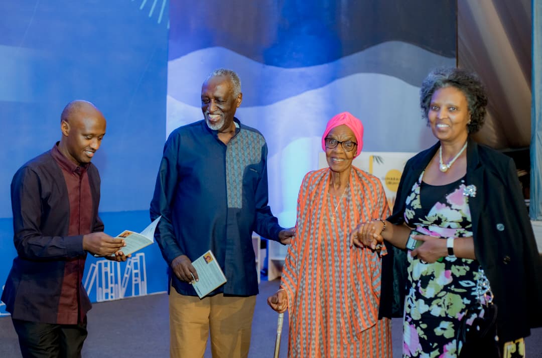 Unity_MemoryRw's tweet photo. "Dufite inshingano yo gukomeza kwandika amateka yacu, dushingiye ku bimenyetso bifatika n'ubuhamya. Dukomeze gusobanurira abakiri bato urugendo u Rwanda rwanyuzemo kugeza uyu munsi, mu rwego rwo kubaka ubumwe n'ubudaheranwa bw'Abanyarwanda, aho ubu buri wese yishimira ubuyobozi dufite bushyira umuturage ku isonga".

- @DjamaliHabimana, Umukozi ushinzwe ubushakashatsi muri MINUBUMWE avuga ku gitabo cya @JudenceK.