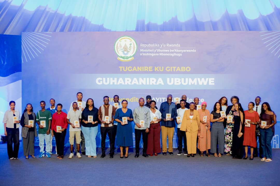 Unity_MemoryRw's tweet photo. "Dufite inshingano yo gukomeza kwandika amateka yacu, dushingiye ku bimenyetso bifatika n'ubuhamya. Dukomeze gusobanurira abakiri bato urugendo u Rwanda rwanyuzemo kugeza uyu munsi, mu rwego rwo kubaka ubumwe n'ubudaheranwa bw'Abanyarwanda, aho ubu buri wese yishimira ubuyobozi dufite bushyira umuturage ku isonga".

- @DjamaliHabimana, Umukozi ushinzwe ubushakashatsi muri MINUBUMWE avuga ku gitabo cya @JudenceK.