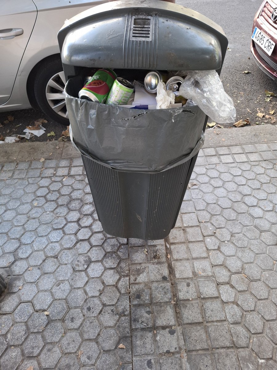 DavidLp32705032's tweet photo. No les da ni VERGÜENZA. Así está buena parte del acerado de Reyes Católicos, después de que lleven días y días vendiéndonos que lo están limpiando con las "decapadoras mágicas" tras meses y meses sin limpiar👇👇👇👇 https://t.co/gF9TOVIrHL
