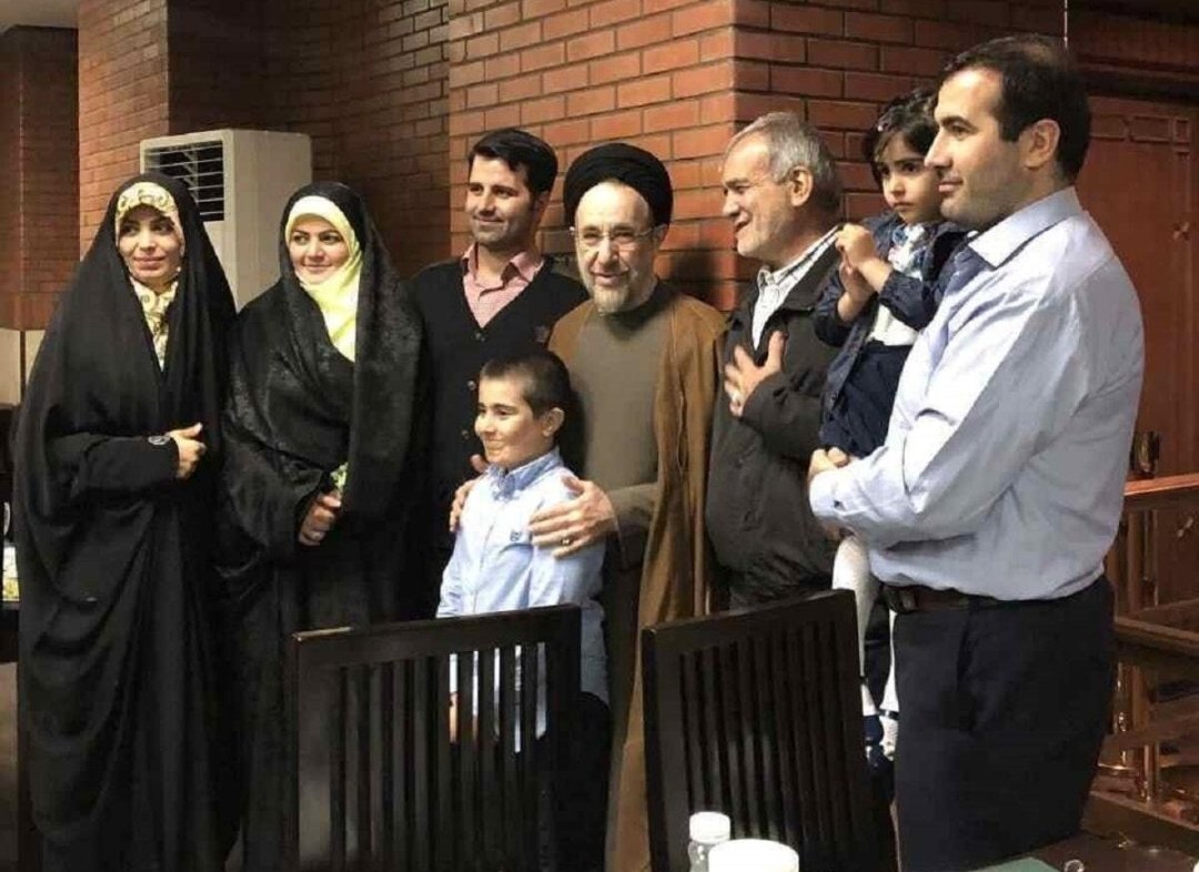 Eittwitte_r1's tweet photo. بین تایید صلاحیت مجدد خاتمی/روحانی/میرحسین و.. با تایید صلاحیت پزشکیان هیچ تفاوتی وجود نداشت،چرا؟ چون در ایران جریان سیاسی مهم است نه شخص
این را یک کودک هم میدانست
اما آیا اعضای محترم شورای نگهبان نمی دانند؟
.
قبل از آن ۱۶ میلیون,مقصر اوضاع کنونی کشور، اعضای شورای نگهبان هستند https://t.co/OVcKpgwTgW