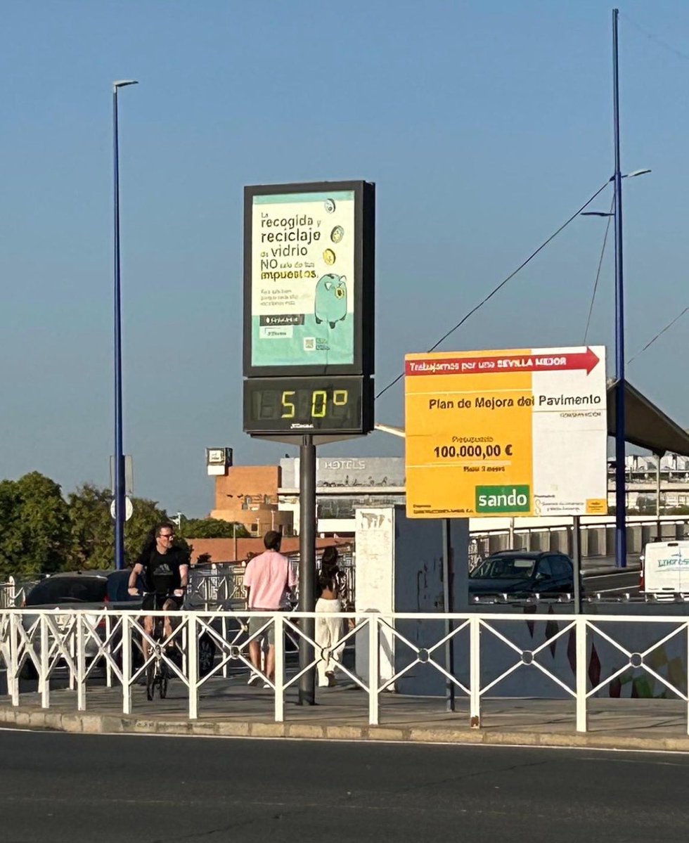 BettySala's tweet photo. 3 de septiembre. 

Puente del Cachorro, hace un rato, esto es insoportable. 

Creo que el peor día del verano sevillano.

[👟👟 de mis paseos] https://t.co/ABIc62vqyi