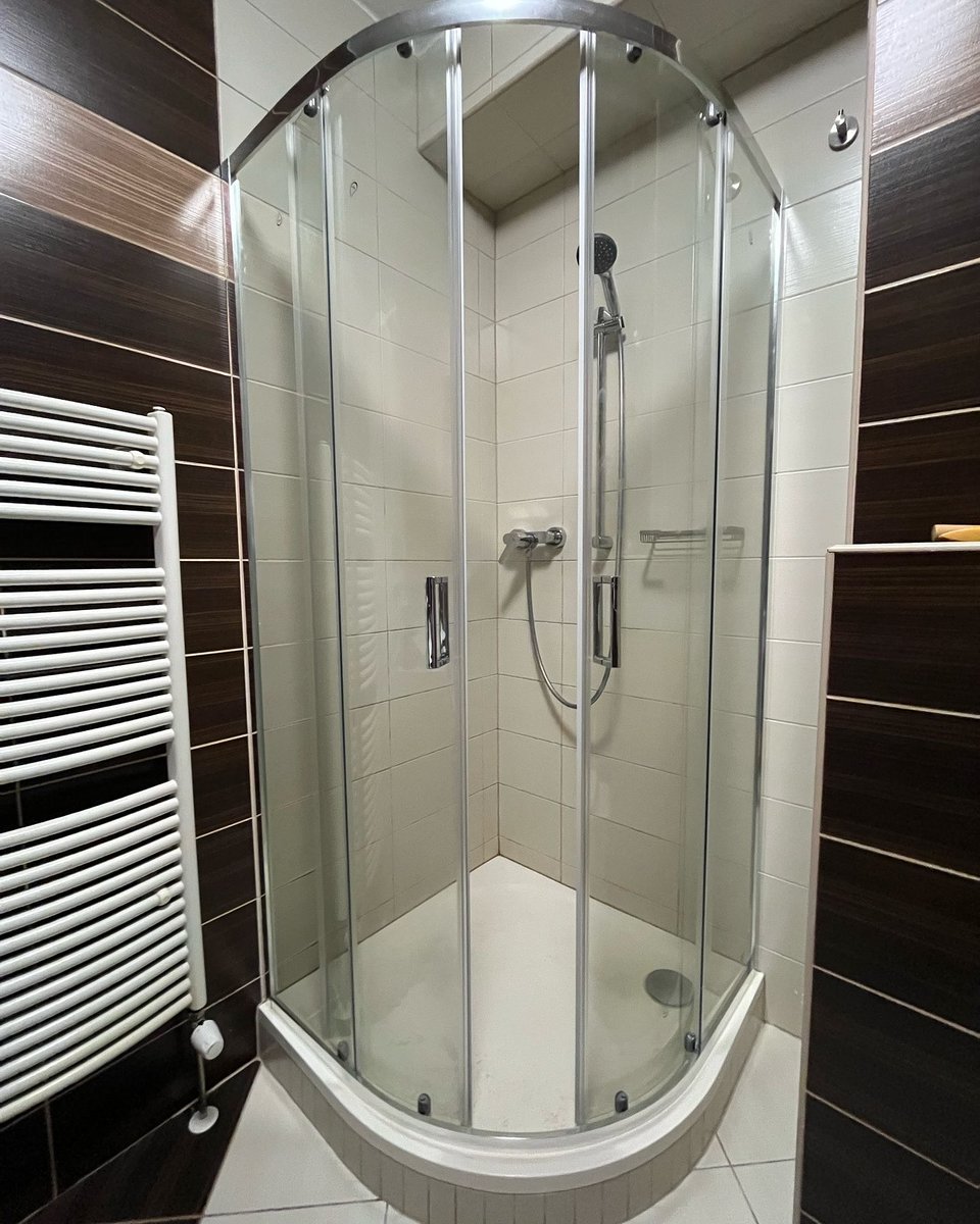 KishaPardonk's tweet photo. Replacing a broken shower enclosure 
+420 774 058 371 https://t.co/snGq8GKr0b