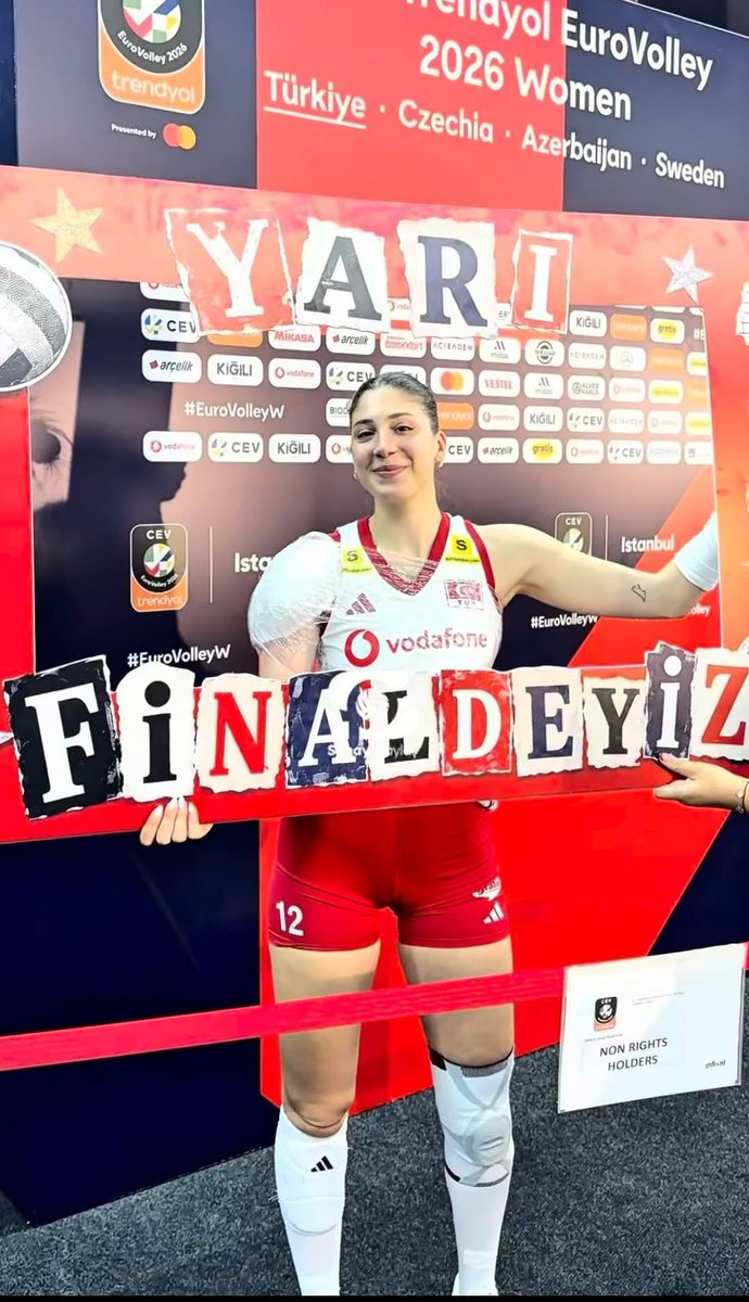 be_hiding07's tweet photo. Ilkin aydin only play for 1.5 set
And she have that bulk ice on her shoulder
Now I'm curious is this santarelli real reason? 
Is she have minor injury? 
That is why they didnt give her longer time to play? 
#FileninSultanları https://t.co/ebQuYiV2hm