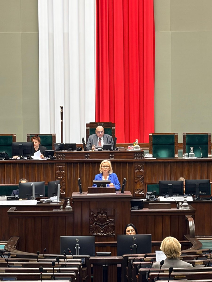 MKiS_GOV_PL's tweet photo. Ten projekt dotyczy osób, które w dobrej wierze chciały wymienić źródło ciepła w swoim domu na bardziej ekologiczne, ocieplić swój dom, obniżyć rachunki za energię. Lecz zamiast gruntownie przeprowadzonej realizacji w swoim domu otrzymały jedynie długi. Dziś te osoby mają podwójny problem do rozwiązania – nie mają ani zrealizowanej inwestycji, ani pieniędzy, które by należało zwrócić w związku z niezrealizowaniem planów  - powiedziała Paulina @Hennigkloska  podczas pierwszego czytania rządowego projektu ustawy o pomocy beneficjentom poszkodowanym w związku z realizacją Programu Priorytetowego „Czyste Powietrze”.