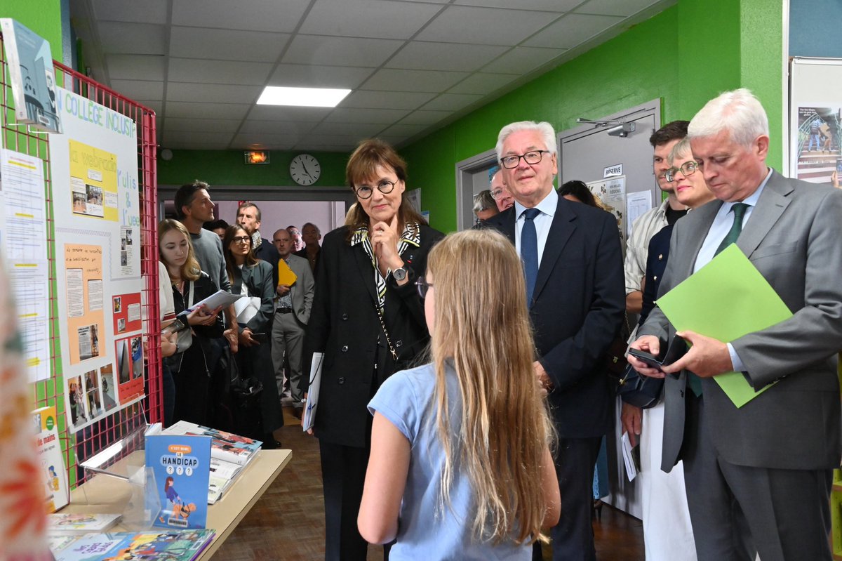 sophiebejean's tweet photo. 3e étape hier au collège de l’Esplanade de Saint-Omer avec le président du @pasdecalais62 à la rencontre des élèves et professeurs. 
Un collège exemplaire pour l’inclusion des élèves avec TSA ! 
🙏 aux professeurs et AESH  et aux collectivités qui investissent pour l’inclusion ! https://t.co/VZkKyyBJA8