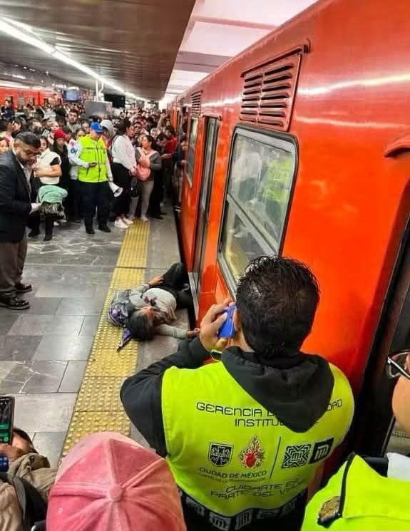 HtTrejo's tweet photo. <<Una pesadilla esta imagen,. En la estación Pantitlán del Metro de CDMX, se congrega una excesiva cantidad de personas en el andén, cuando ya cierra las puertas el carro, empieza a llegar más gente y presionan hacia adelante a las que quedaron en primera fila y esto provocó que al arrancar el carro y la mujer al ser empujada, quedará atrapada. entre la plataforma y el tren.
Afortunadamente alguien tiro de la palanca de emergencia porque si no hubiera tenido una muerte horrible.

La vigilancia es pésima y el control de flujo de usuarios bueno, está pa la chingada... en el Metro ni saben que es eso.>> Fermín Sobrino Goʻmez.