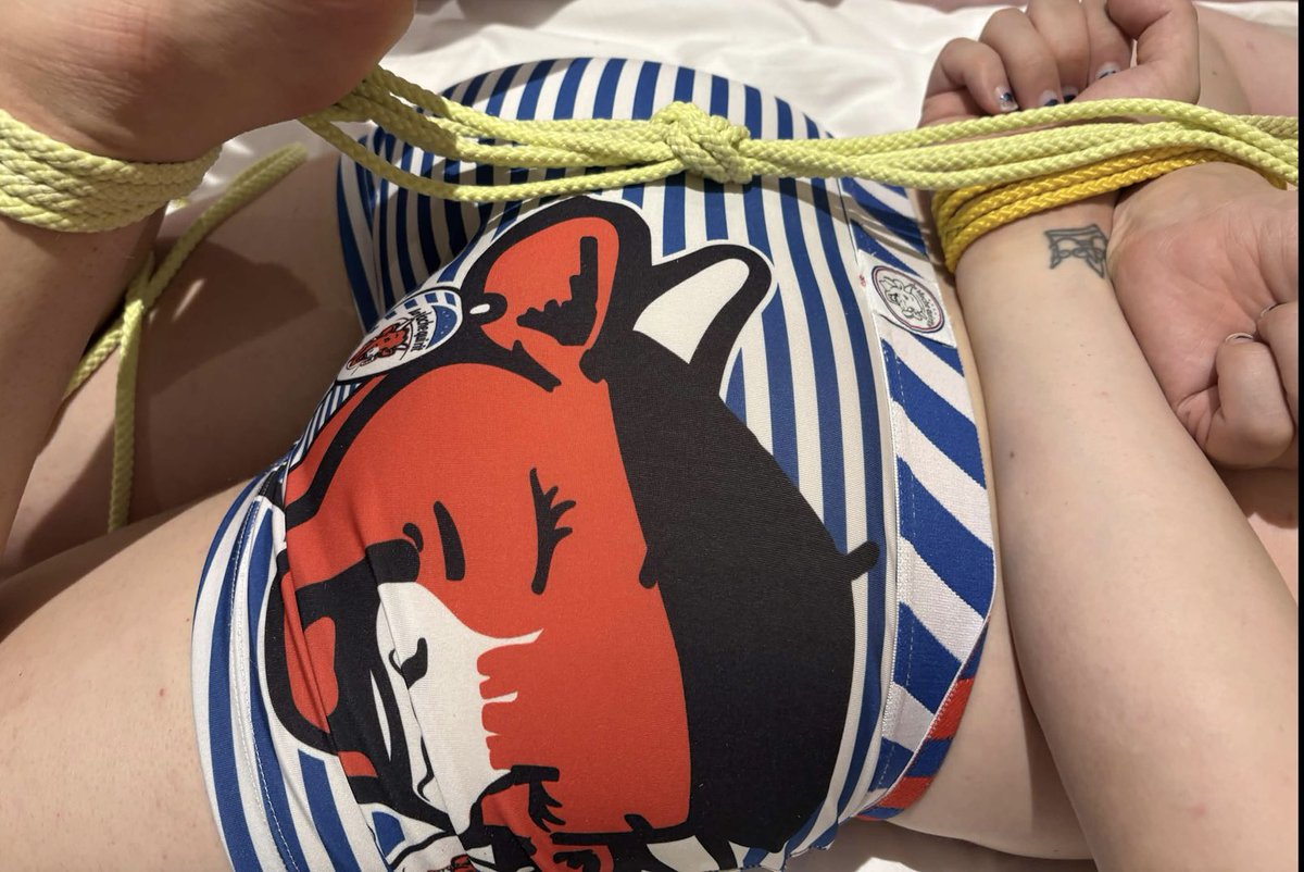 PetalsOfADaisy's tweet photo. Why are you laughing? These pants are literally perfect for kink https://t.co/LPbb3w5ABO
