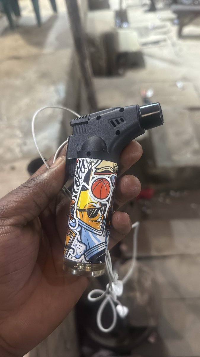 HardBStrain's tweet photo. This lighter I no buy am person forget am for my Car naso I lock am ooo 😂 https://t.co/9tFDupUL7L