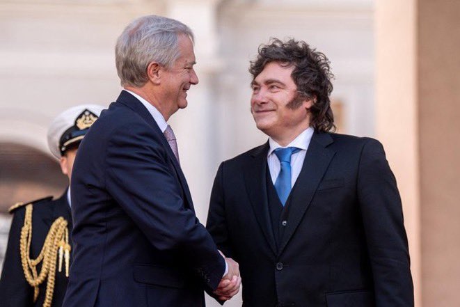 medixi's tweet photo. 🛑DIGAN LO QUE DIGAN PERO MILEI ES UN GIGANTE‼️‼️‼️‼️
Tremendo hombre y todo lo que dice es la verdad que representa a más de 7 millones de chilenos 👏👏
“Zurdos mugrosos” 
😂😂 muy wena👍 https://t.co/zSRQO40ctF