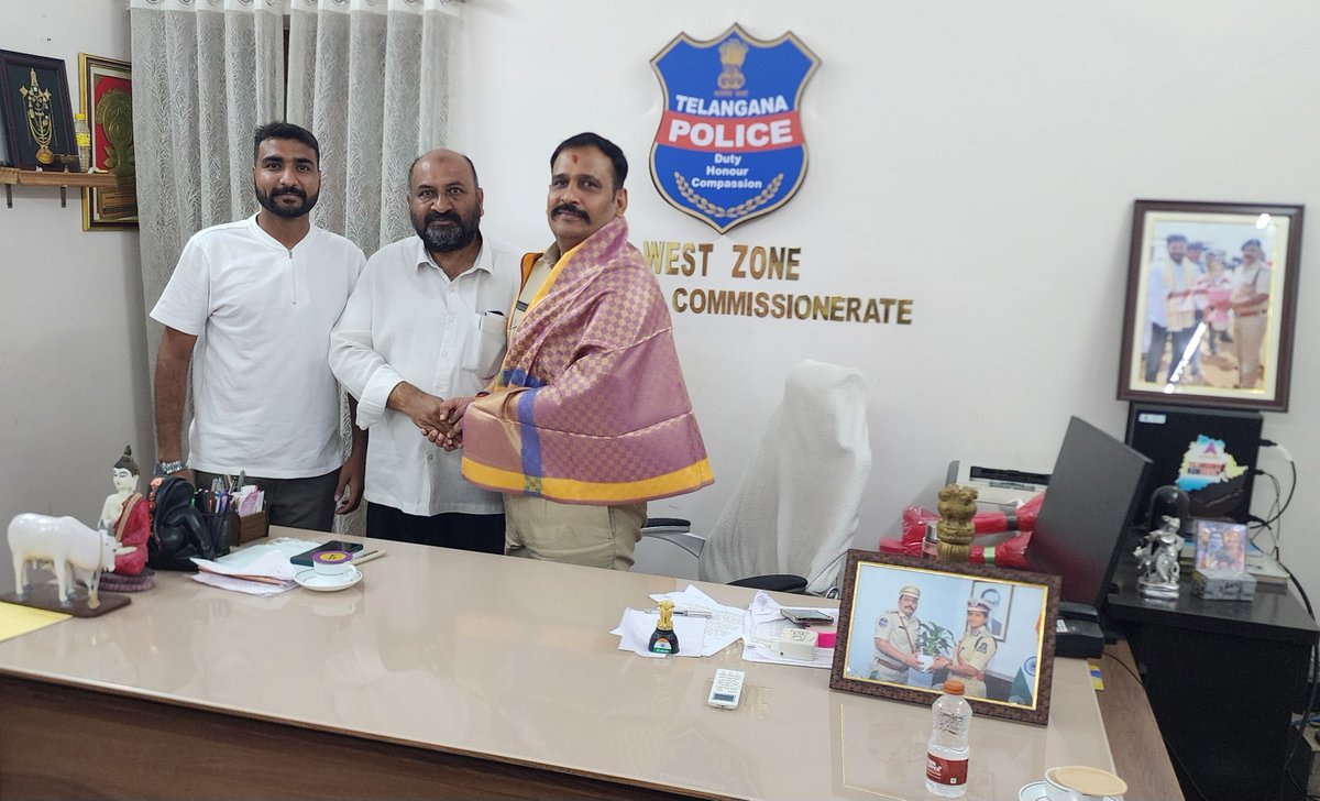 JamalSharef_Adv's tweet photo. జనగామ జిల్లా డిప్యూటీ కమీషనర్ ఆఫ్ పోలీస్ శ్రీ రాజమహేంద్ర నాయక్ గారు IPS హోదాకు నియమితులైన సందర్భంగా ఆయన మాట్లాడుతూ, అల్లాహ్ ఆశీస్సులతోనే ఈ IPS హోదా లభించిందని అన్నారు.
ఈ సందర్భంగా ముస్లిం డెవలప్‌మెంట్ కమిటీ జనగామ జిల్లా అధ్యక్షులు మరియు అడ్వకేట్ *జమాల్ షరీఫ్ &amp; Abdul Mannan Razi https://t.co/BQTm8bSzx3