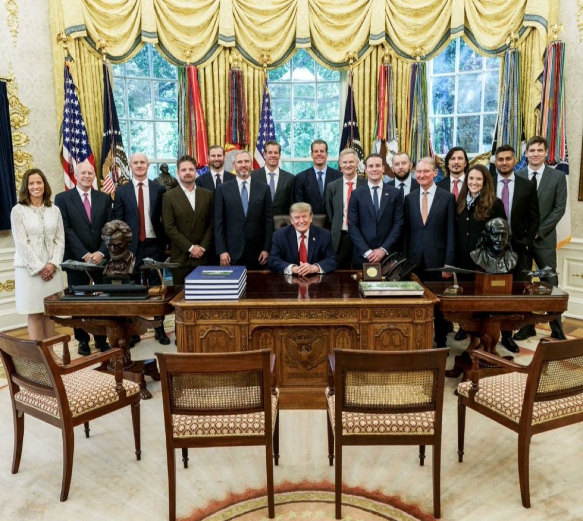 Bitforcoinz's tweet photo. 🚨 BREAKING: WHITE HOUSE JUST DROPPED A PHOTO FROM THE CRYPTO SUMMIT SHOWING RIPPLE CEO BRAD GARLINGHOUSE STANDING RIGHT NEXT TO PRESIDENT TRUMP. THAT SPOT NEXT TO THE PRESIDENT STRONGLY SUGGESTS #XRP WILL BE CENTRAL TO THE NEXT-GEN FINANCIAL SYSTEM. https://t.co/tgwMWpNaGd