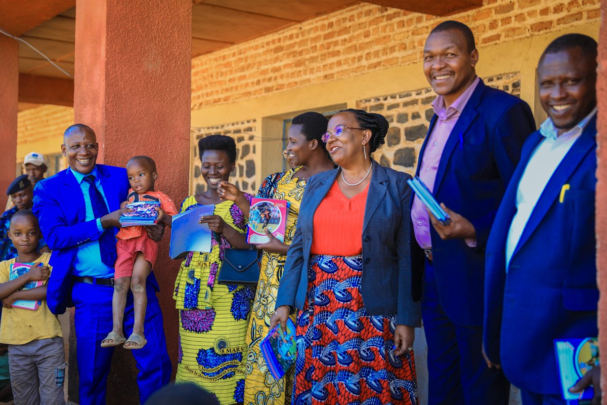 Burundi_senat's tweet photo. #Etant à la 2ème journée des descentes qui ont été organisées par le @Burundi_senat en guise d’évaluer les réalisations des communes dans le cadre de la mise en œuvre de la politique de la décentralisation initiée par le Gouvernement du #Burundi ainsi qu’évaluer la mise en application des recommandations formulées lors des descentes effectuées en octobre 2025, la délégation conduite par la Sénatrice Sabine NTAKARUTIMANA, en compagnie du Sénateur Jean Baptiste BARANYIZIGIYE, s’est entretenue avec les membres du bureau de l’administrateur, les membres du bureau du conseil communal, les chefs des départements et des zones de la commune #Ruyigi de @BuhumuzaProvinc.
Participaient également à cette rencontre le responsable de l’Unité sénatoriale de cette Province et son conseiller, le Chef de service administratif au Cabinet du Gouverneur de ladite circonscription et une délégation du @PNUDBurundi, dirigée par la chargée du volet ‘‘Spécialiste Gouvernance et Etat de Droit’’ au PNUD.
Répondant aux différentes préoccupations des participants, lors des échanges, le Chef de la délégation a indiqué qu’elles seront transmises aux autorités compétentes.
Etant donné que la période de la rentrée scolaire approche, les deux sénateurs ont procédé à la distribution des cahiers aux écoliers et élèves issus des familles vulnérables de cette localité.