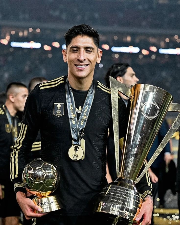 almoondtofu's tweet photo. Edson Alvarez con el uniforme negro de la selección en la copa oro del 2025 https://t.co/U62q4rkFko