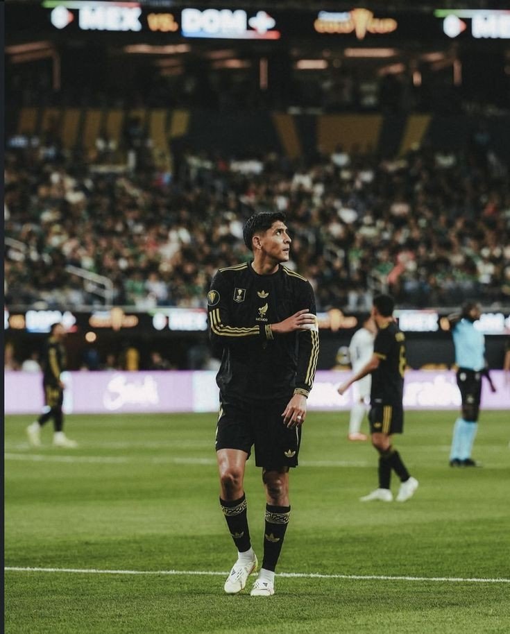 almoondtofu's tweet photo. Edson Alvarez con el uniforme negro de la selección en la copa oro del 2025 https://t.co/U62q4rkFko