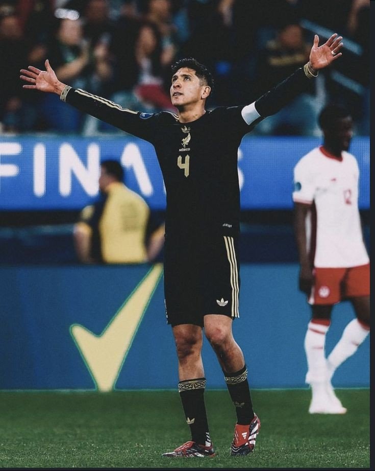 almoondtofu's tweet photo. Edson Alvarez con el uniforme negro de la selección en la copa oro del 2025 https://t.co/U62q4rkFko