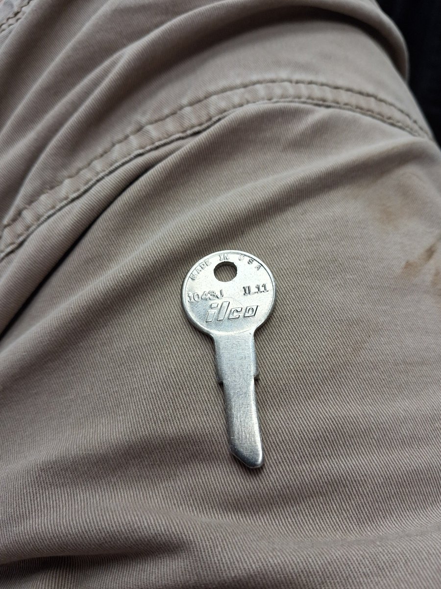 The_Pin_Setter's tweet photo. Did some repinning on small format interchangeable cores yesterday and found a factory defect key blank while cutting keys, it was actually blank. https://t.co/zMsSbqDYBb
