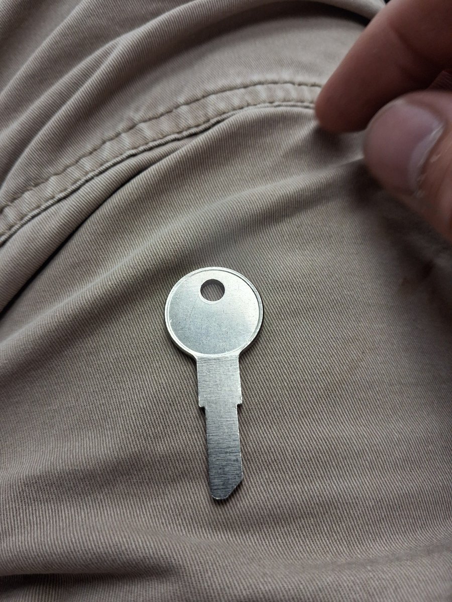 The_Pin_Setter's tweet photo. Did some repinning on small format interchangeable cores yesterday and found a factory defect key blank while cutting keys, it was actually blank. https://t.co/zMsSbqDYBb