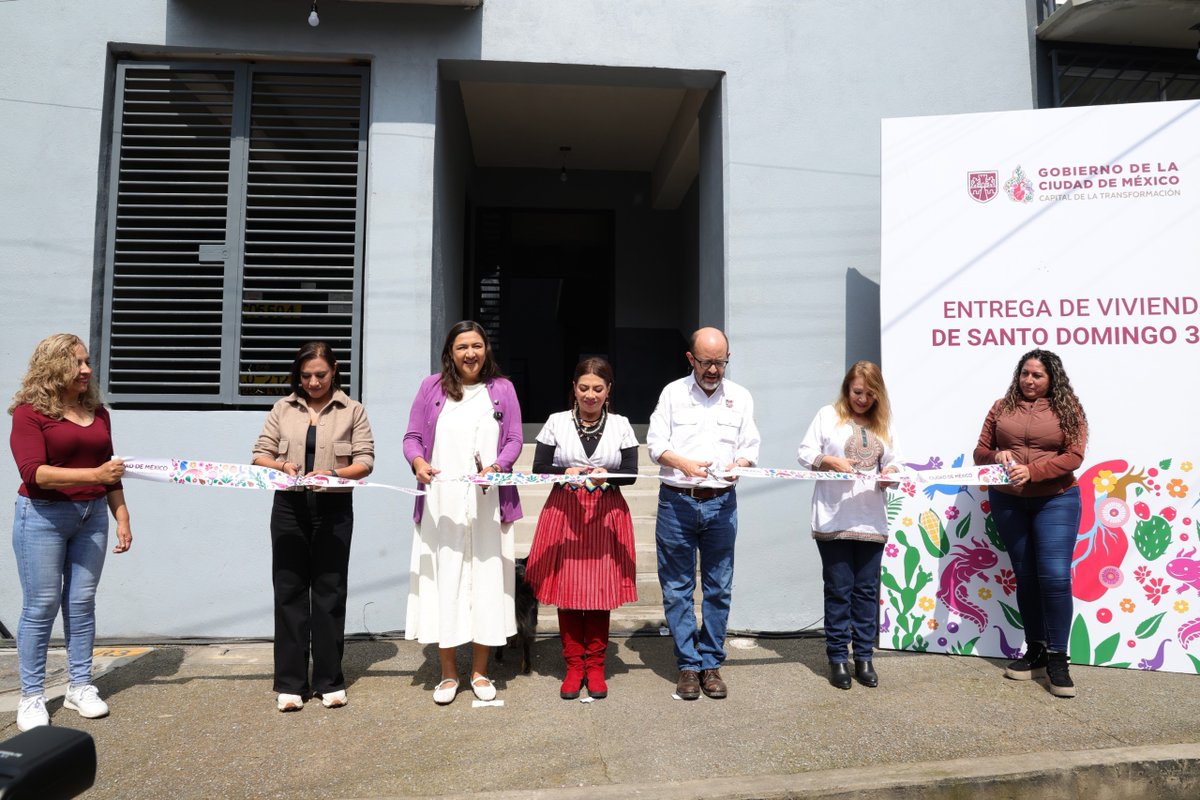 GobCDMX's tweet photo. @ClaraBrugadaM @AzcapotzalcoMx #ViviendaDigna | Tener un hogar propio significa contar con mayor tranquilidad, estabilidad y la oportunidad de construir un mejor futuro. 🏠✨

🗝️ Con acciones como esta, se avanza hacia una ciudad donde el bienestar y la seguridad de las familias sean una realidad. 🫱🏻‍🫲🏼 https://t.co/hcWfeAfaHC