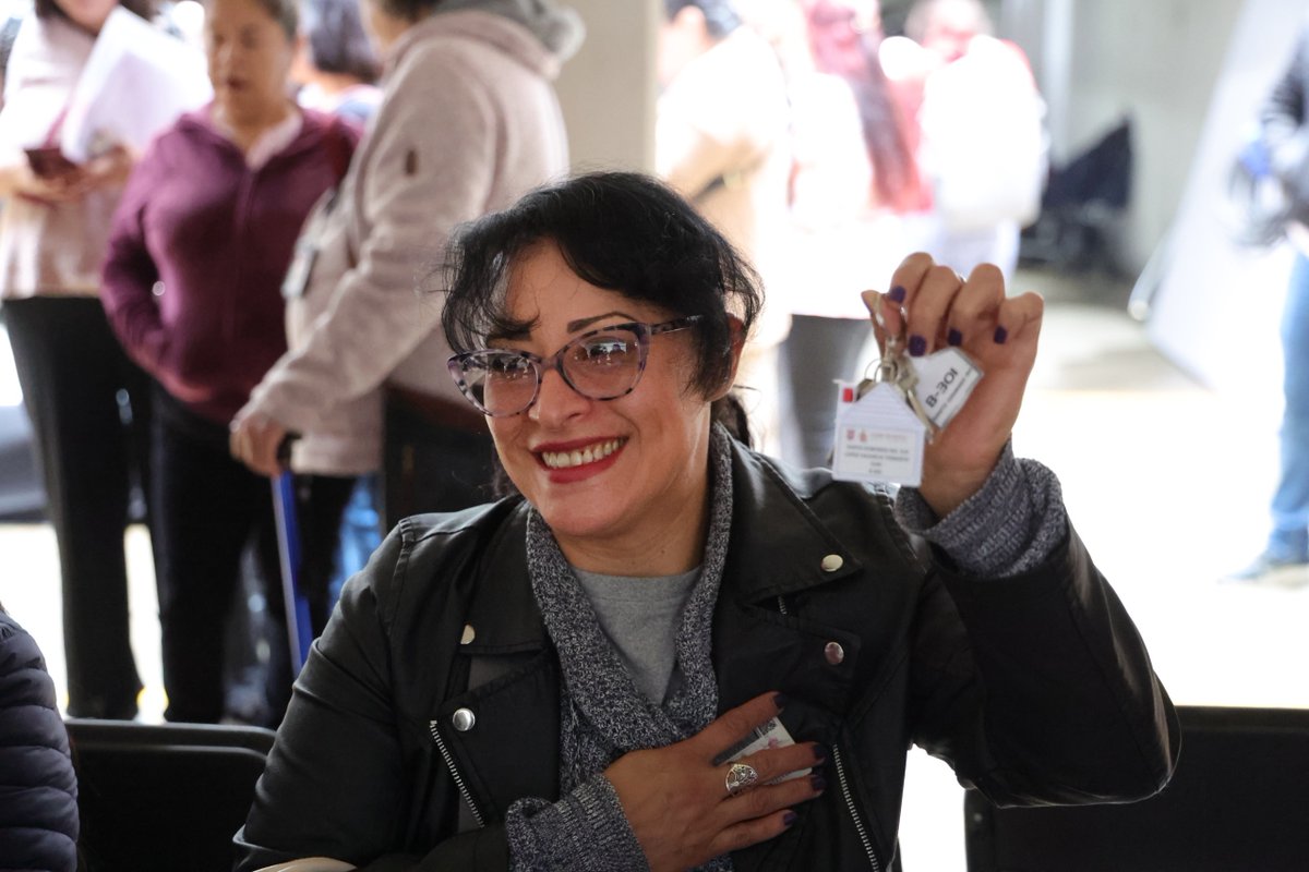 GobCDMX's tweet photo. @ClaraBrugadaM @AzcapotzalcoMx #ViviendaDigna | Tener un hogar propio significa contar con mayor tranquilidad, estabilidad y la oportunidad de construir un mejor futuro. 🏠✨

🗝️ Con acciones como esta, se avanza hacia una ciudad donde el bienestar y la seguridad de las familias sean una realidad. 🫱🏻‍🫲🏼 https://t.co/hcWfeAfaHC