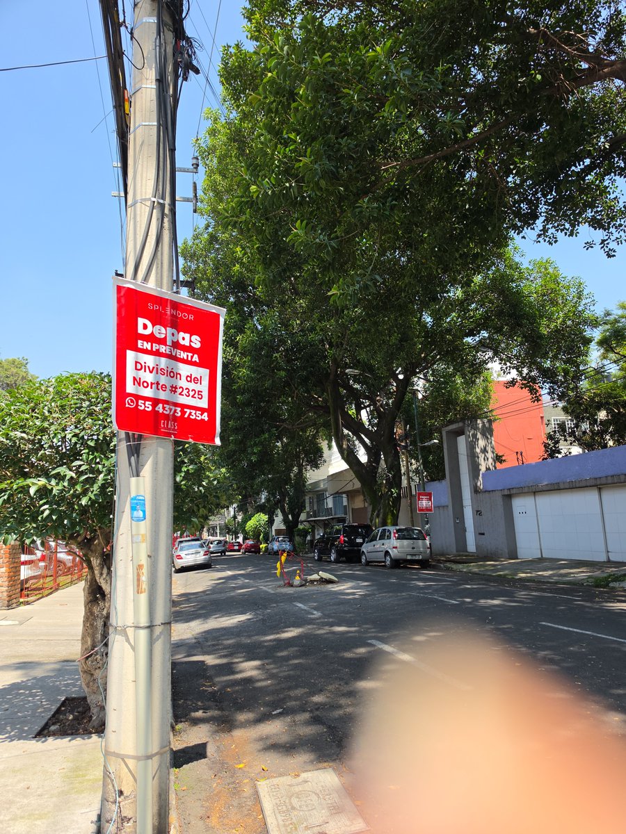 tucanyta's tweet photo. Retirar publicidad  multiple en postes  calle Bruno Traven  entre General Rincón y Paz Montes de Oca 
@AccionesBJ https://t.co/XGgvbGH3Ez