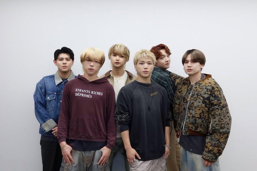 RIPSLYME5's tweet photo. セクシーモーニング！
今日も一日、隣で一歩を支えてくれる人に感謝🙏

「起きるの無理」と思う朝がある。

それでも起きてしまえば
眠気はいつの間にか消えていく。

やりたくないことも
始めてみれば
だんだんやる気が出てくる。

分かっているのに
最初の一歩だけが なぜか重い。

BE:FIRSTを見ていると
ここまで何度も一歩を踏み出してきたんだなって思う。

一歩を出せない自分も嫌いじゃない。
むしろ ちょっとかわいい。

今日 一歩進めたら それだけで十分。

最近 自分をほめてあげた
「一歩目」はありますか？

今日も大吉です🤗
ご機嫌に行ってらっしゃい🚶‍♀️🚶🏻❤️‍🔥