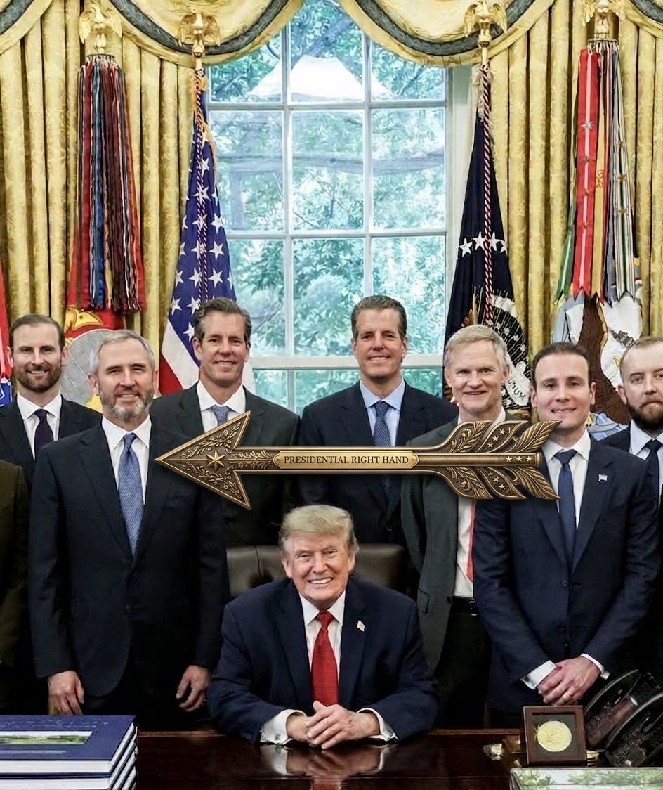 BankXRP's tweet photo. 🇺🇸 @Ripple CEO Brad Garlinghouse is standing on 🇺🇸 President Trump’s right.
That’s not a coincidence.

The CEO the SEC spent years trying to take down is now in the Oval Office while the United States writes the rules for digital assets.

#XRP isn’t on the outside looking in anymore.
What’s the first thing this photo tells you?
Drop it below. I want the real takes not the hopium.