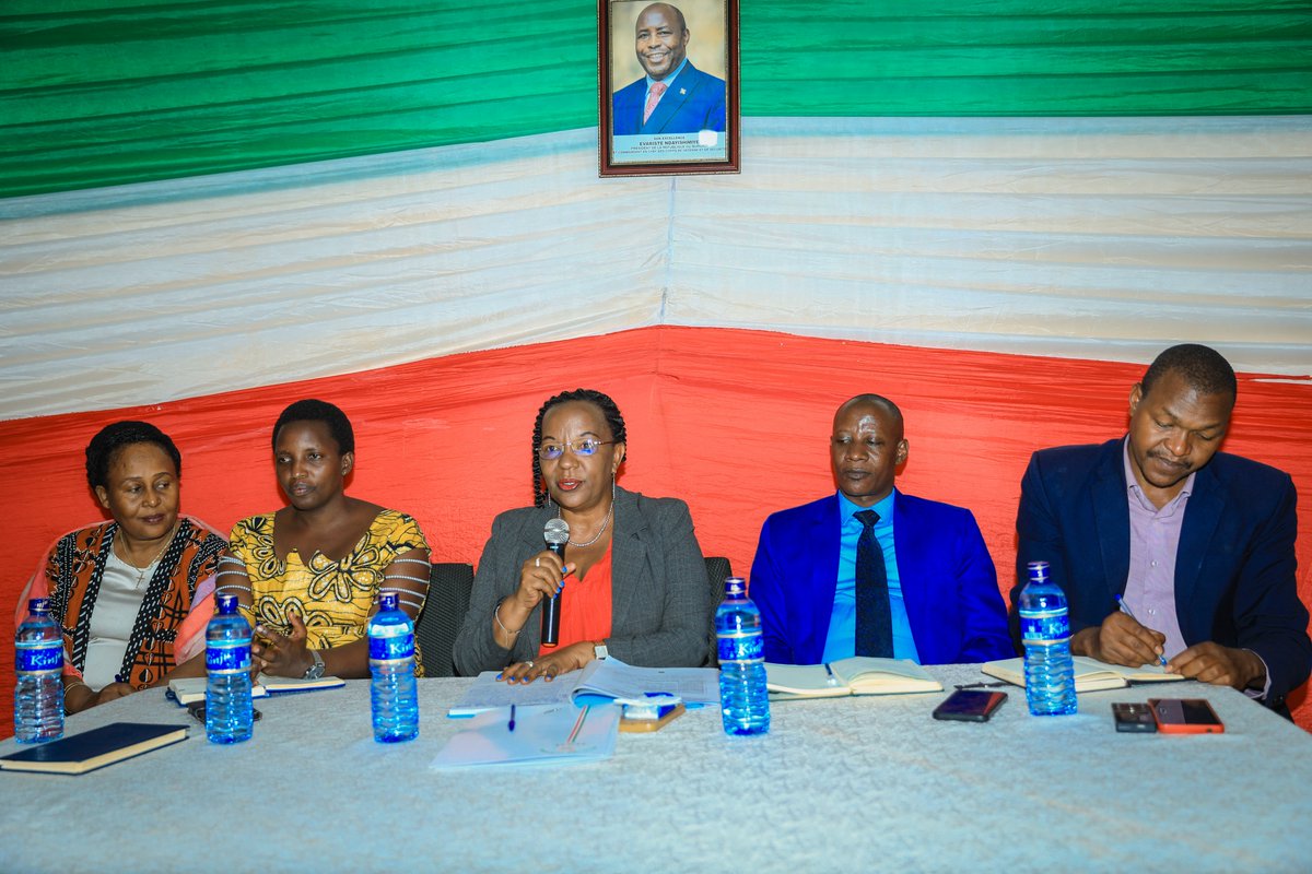 Burundi_senat's tweet photo. #Etant à la 2ème journée des descentes qui ont été organisées par le @Burundi_senat en guise d’évaluer les réalisations des communes dans le cadre de la mise en œuvre de la politique de la décentralisation initiée par le Gouvernement du #Burundi ainsi qu’évaluer la mise en application des recommandations formulées lors des descentes effectuées en octobre 2025, la délégation conduite par la Sénatrice Sabine NTAKARUTIMANA, en compagnie du Sénateur Jean Baptiste BARANYIZIGIYE, s’est entretenue avec les membres du bureau de l’administrateur, les membres du bureau du conseil communal, les chefs des départements et des zones de la commune #Ruyigi de @BuhumuzaProvinc.
Participaient également à cette rencontre le responsable de l’Unité sénatoriale de cette Province et son conseiller, le Chef de service administratif au Cabinet du Gouverneur de ladite circonscription et une délégation du @PNUDBurundi, dirigée par la chargée du volet ‘‘Spécialiste Gouvernance et Etat de Droit’’ au PNUD.
Répondant aux différentes préoccupations des participants, lors des échanges, le Chef de la délégation a indiqué qu’elles seront transmises aux autorités compétentes.
Etant donné que la période de la rentrée scolaire approche, les deux sénateurs ont procédé à la distribution des cahiers aux écoliers et élèves issus des familles vulnérables de cette localité.