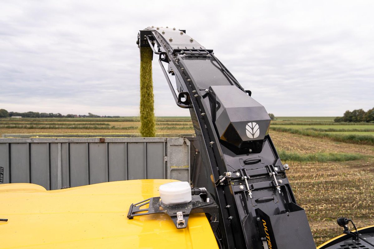 CNHIndustrial's tweet photo. Our brand #NewHolland is debuting ForageCam™ at @FPShow 2026 in Boone, Iowa.

The AI-powered, spout-mounted camera delivers real-time kernel processing scores during harvest on FR Forage Cruisers, automatically adjusting the processor to hit target forage quality — so dairy and beef producers know exactly what their feed looks like while it's still running through the harvester.

🔗Read the full press release: https://t.co/NB17vD6TF3

#CNH #FPS26
