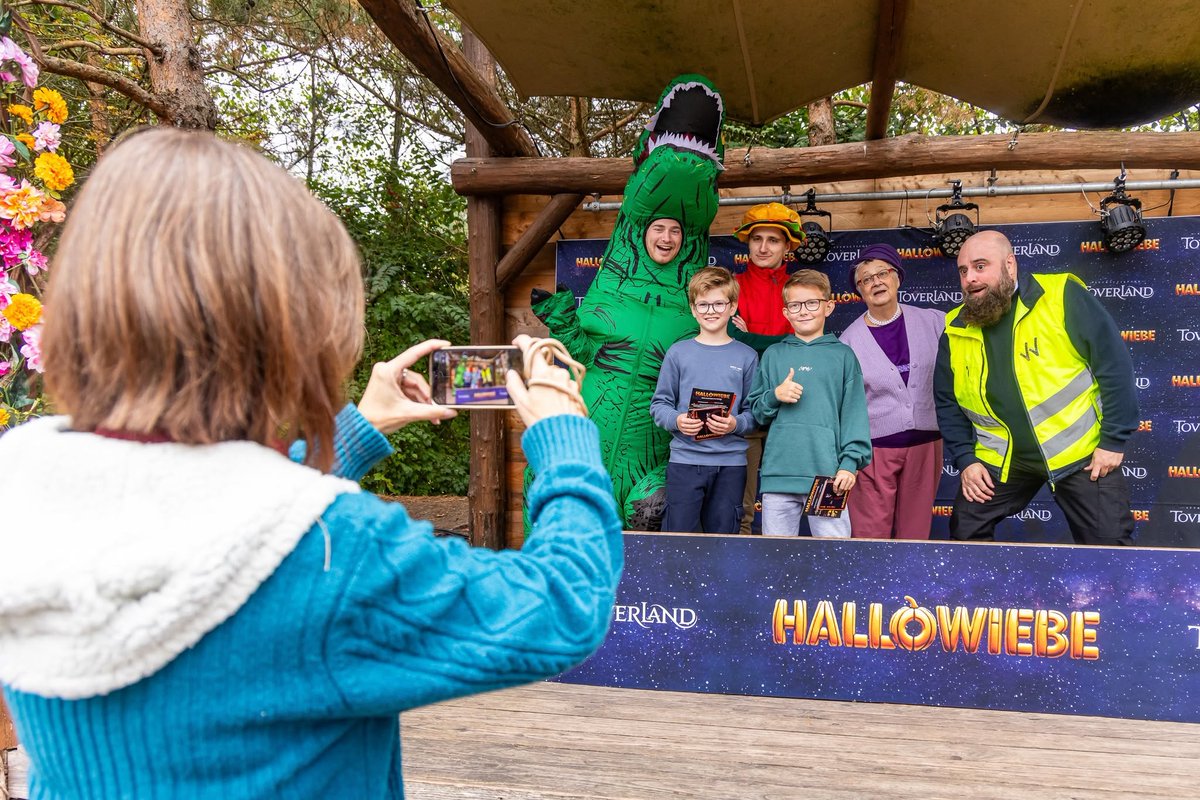 toverland's tweet photo. En.. action! 🎬 Op 20 oktober kun je tijdens de #HalloWiebe Day o.a. de cast van HalloWiebe: Overdrive ontmoeten en begroeten.
➡️ https://t.co/tZW4eu31hk
🍿 Vanaf 18 september draait de nieuwe familiefilm in de bioscoop. Ook dit keer heeft #Toverland weer een glansrol! https://t.co/Uody8FUkHM