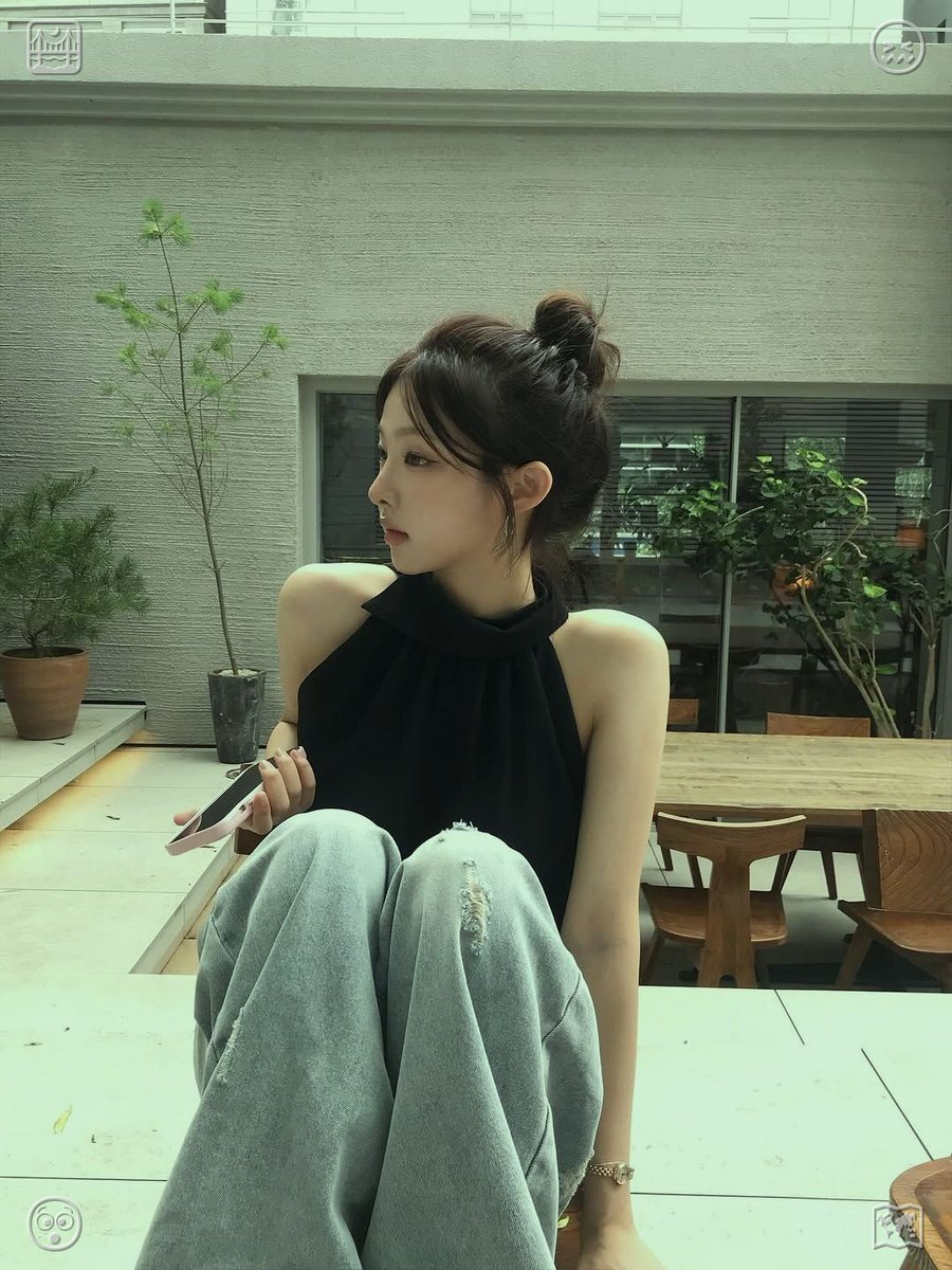 6lzdA's tweet photo. One afternoon in a Brooklyn park, Lila—dressed in a retro concert shirt, high-waisted jeans, and rugged boots—noticed a little girl perched alone on a bench, looking downcast. With a warm smile, she approached and asked gently, “Hey, is everything alright?” https://t.co/OIugzBY3mo