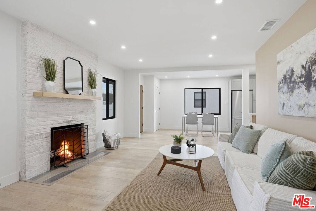 ocelotagents's tweet photo. New in Lake Balboa: a fully vacant two-residence income property where you pick the tenants and the rents. 🏡  

Projected ~$7,390/mo with a 5.2% pro forma cap rate at $1,195,000—ready to put your cash to work.  

See more: https://t.co/3q3zAO18kn  

#LosAngelesRealEstate #IncomeProperty