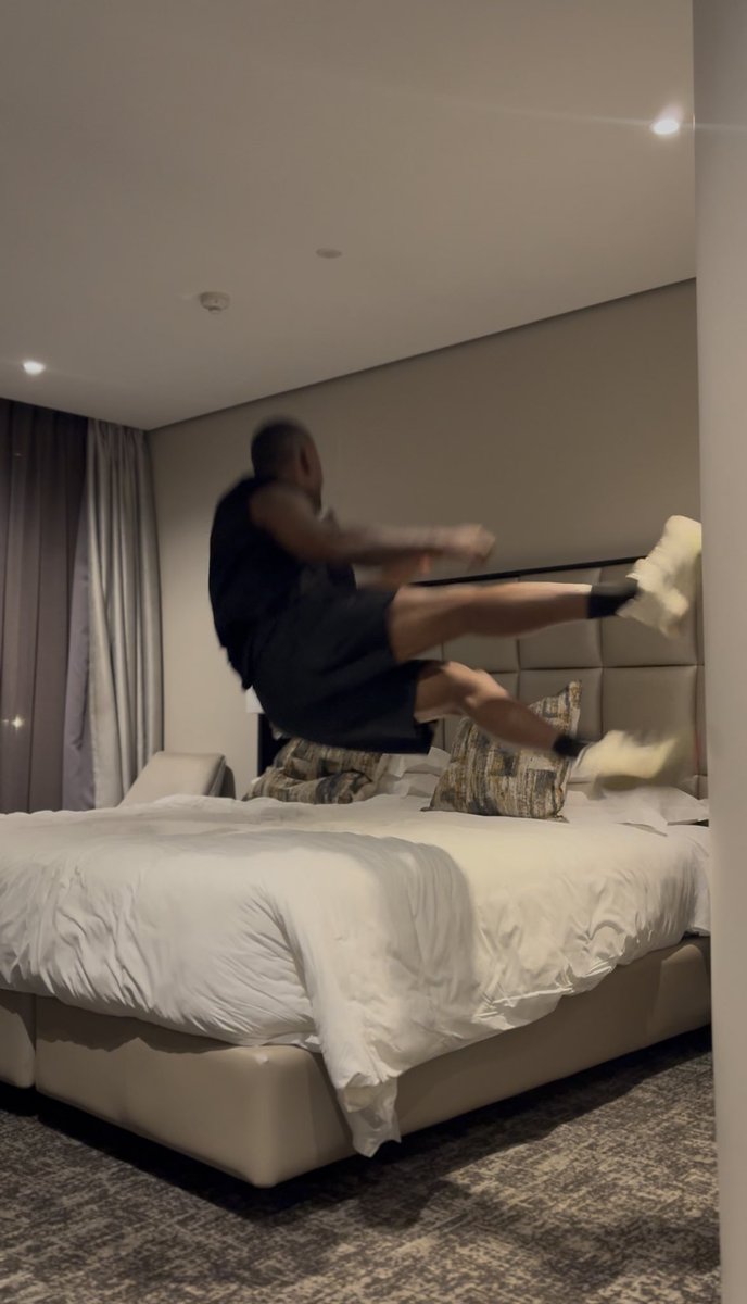 KabeloMusic's tweet photo. Dad vs Son bed jumps. https://t.co/mITlYlKOK8